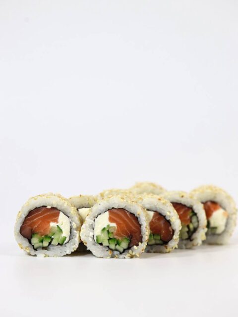 California with salmon in sesame (Калифорния с лососем в кунжуте)