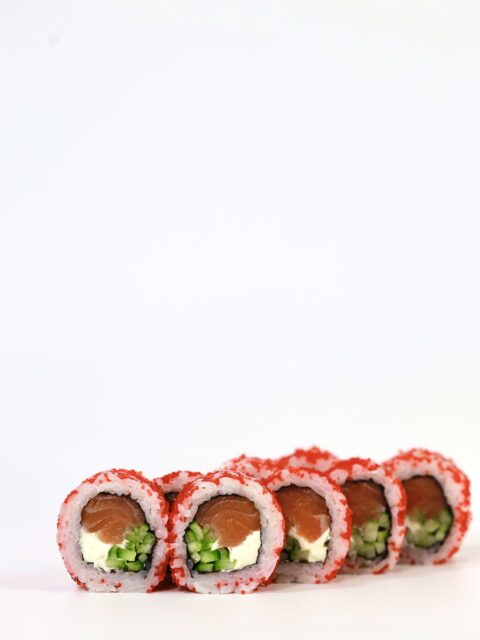California with salmon in tobiko (Калифорния с крабом в икре тобико)
